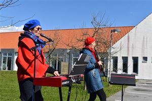 Billede af UPsang et par farverige damer som spillede og sang for beboerne 