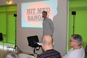 Billede af HC Jepsen, der under holder med Hit med sangen.