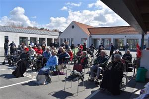 Billede af borger som er til koncert på pakeringspladsen