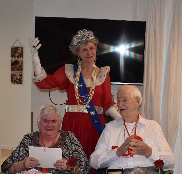 Inger og John Palmquist får besøg af Pedershaves dronning Inger og John Palmquist får besøg af Pedershaves dronning