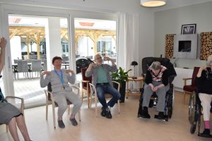 Borgere gør gymnastik i Hus A.
