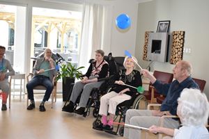 Borgere gør gymnastik i Hus A.