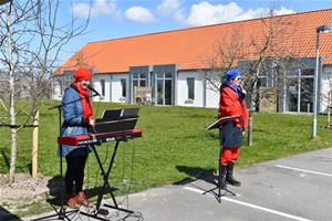 Billede af UPsang et par farverige damer som spillede og sang for beboerne 