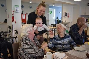 Lille Asta på besøg i Hus A