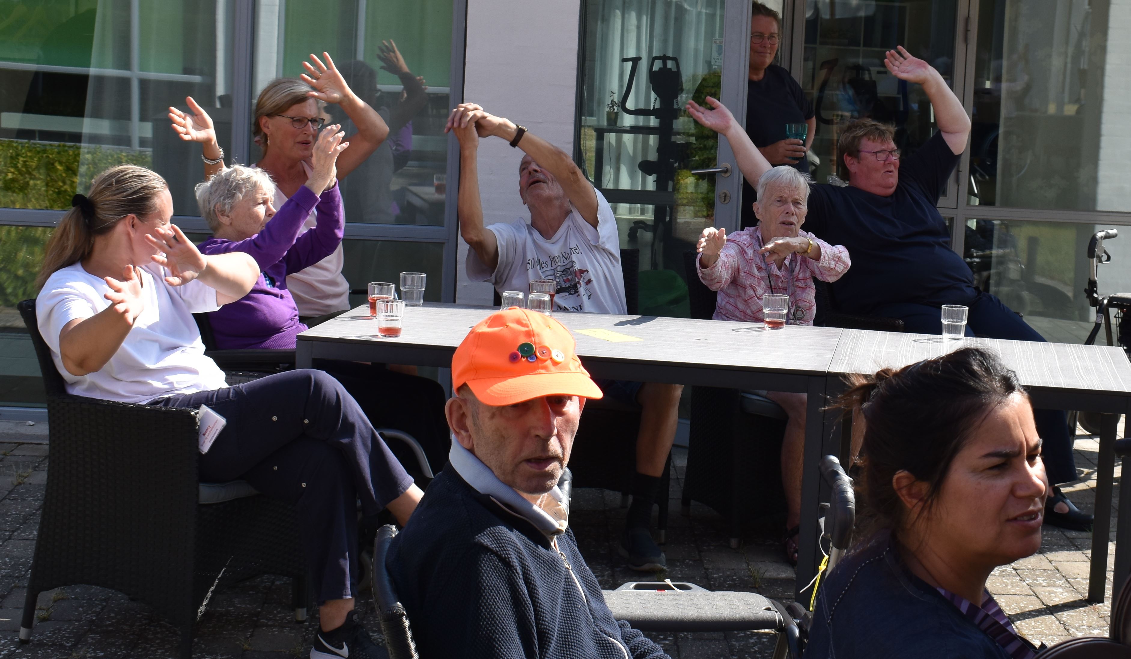 man får rørt hele kroppen når HC går i gang, borgerne sidder med hænderne oppe over hoved man får rørt hele kroppen når HC går i gang, borgerne sidder med hænderne oppe over hoved