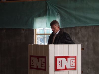 Frederikssund kommunes borgmester John Schmidt Andersen holder tale ved rejsegildet.