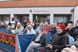 Glade borger der ser på en dejlig forestilling med Cirkus Trapez 