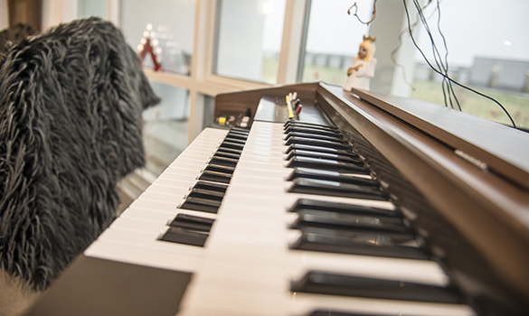 Klaver i opholdsrum på Pedershave. Foto: Kenneth Jensen, Frederikssund Kommune.
