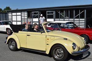 Billede af en gammel gul VW Cabriolet bobbel. Foto Chanette Østergaard