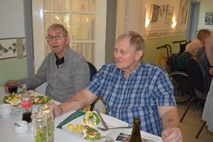 Beboer og datter spiser frokost i restaurant Klokkeblomst