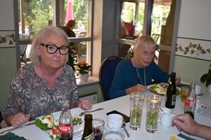 Beboer og datter spiser frokost i restaurant Klokkeblomst