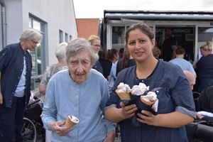 Borger og personale henter is