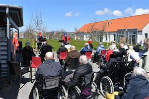 Billede af borger som er til koncert på pakeringspladsen