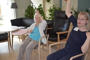 Borgere gør gymnastik i Hus A.