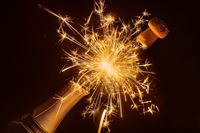 Champagneflaske hvor proppen springer af. foto fra Pixabay