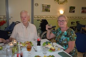 Beboer og datter spiser frokost i restaurant Klokkeblomst