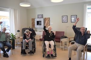 Borgere gør gymnastik i Hus A.