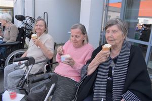 Tre damen spiser is.