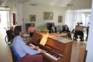 Nikolai Kjølsen Spiller for beboerne i Hus B